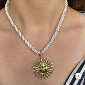 Découvrez le Collier Soleil & Etoile idéale pour offrir un cadeaux
